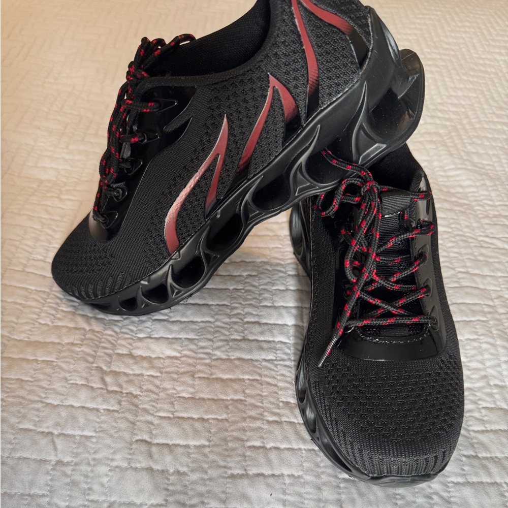 MEN’S SLIP IN TENNIS SHOES.